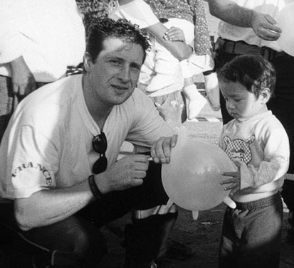 Image article, Thierry Velu avec des enfants salvadoriens