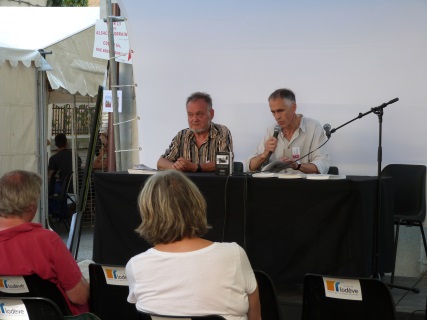 Image article, Roland Nadaus et Jean Le Boël en lecture place du Puits